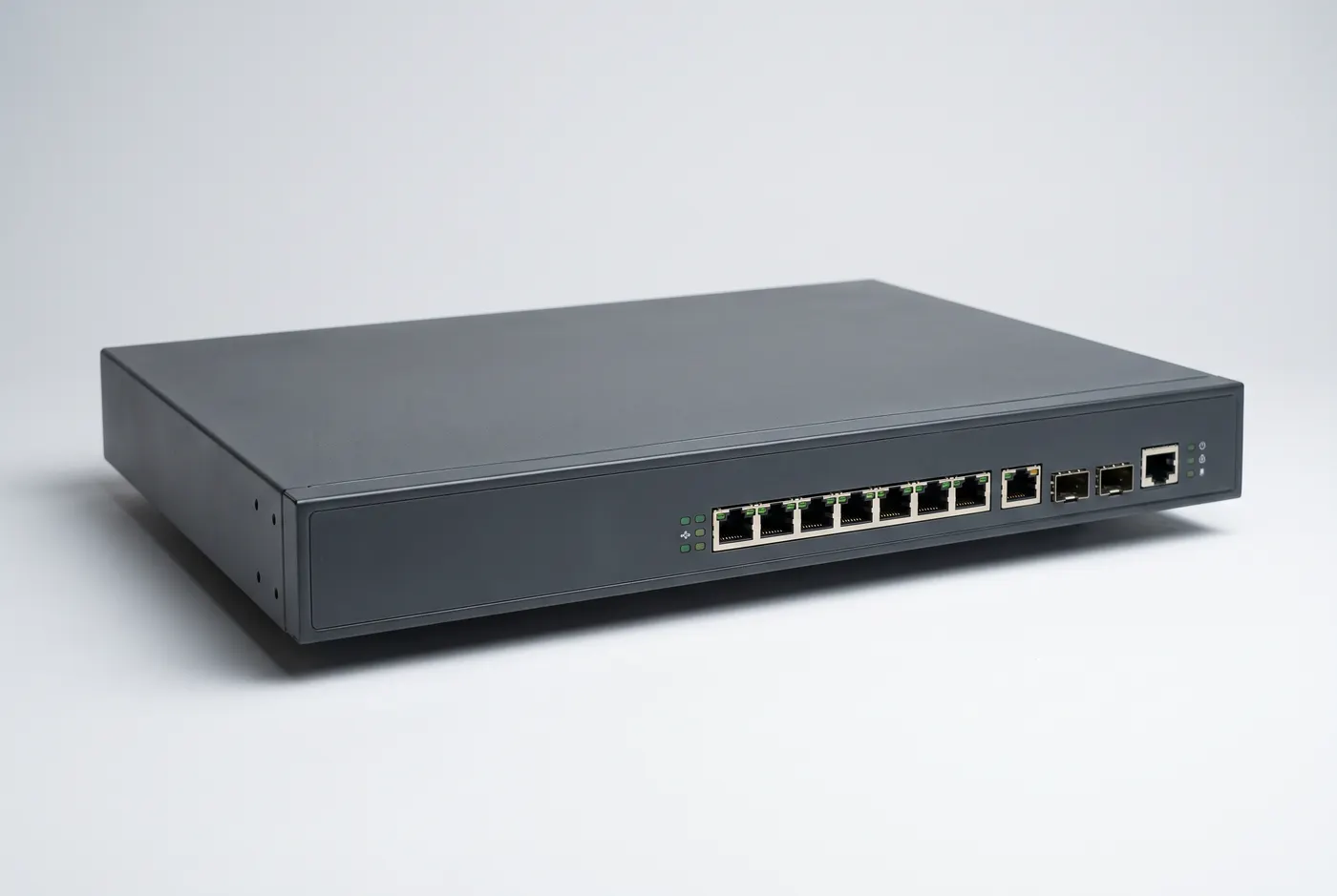 Boîtier pare-feu au format rack 1U, façade gris anthracite avec huit ports Gigabit Ethernet, deux cages SFP, un port console et des diodes d'état.